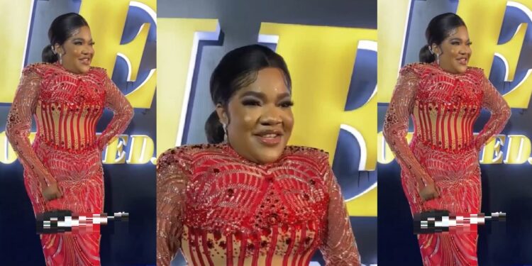 “Aunty Toyin you deserve to breathe” – Reactions as Toyin Abraham stuns in breathtaking dress