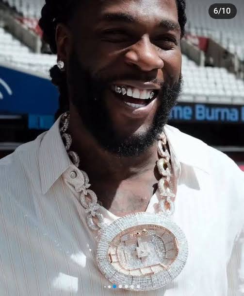 Burna Boy wearing a large diamond chain at Jowizaza's party where KCee reacted